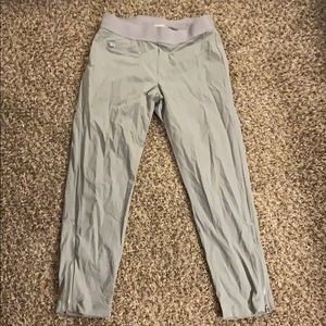 Stone ATHLETA Mod Trekkie Crop Pant pants Size 6